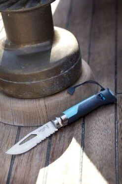 Opinel N°08 Outdoor Zakmes - Blauw -Bo-Camp || Intex || Outwell Verkoopwinkel 3123840015762 opinel outdoor 8 blauw sfeer2 resultaat