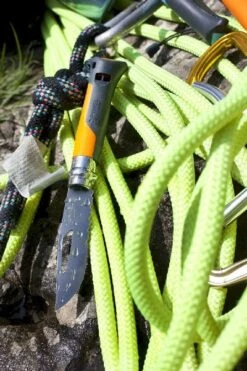 Opinel N°08 Outdoor Zakmes - Oranje -Bo-Camp || Intex || Outwell Verkoopwinkel 3123840015779 opinel outdoor 8 oranje sfeer1 resultaat