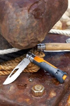 Opinel N°08 Outdoor Zakmes - Oranje -Bo-Camp || Intex || Outwell Verkoopwinkel 3123840015779 opinel outdoor 8 oranje sfeer2 resultaat